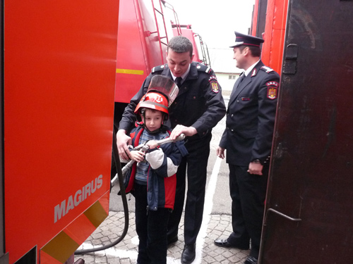 Copil in vizita la pompieri (c) eMM.ro